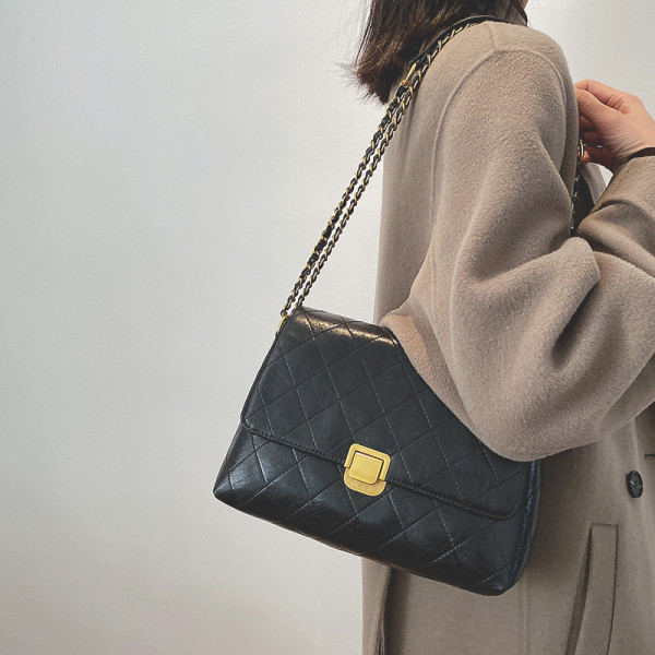 Ženska svakodnevna torba s dugim lancem i metalnom kopčom