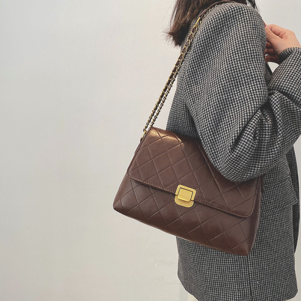 Ženska svakodnevna torba s dugim lancem i metalnom kopčom