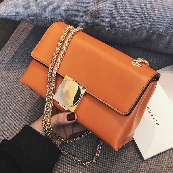 Stiilne metallist luku ja sangaga naistekott