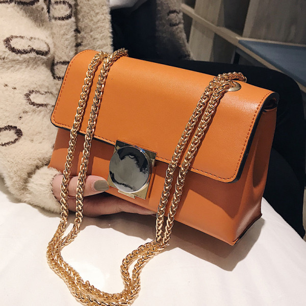 Stiilne metallist luku ja sangaga naistekott