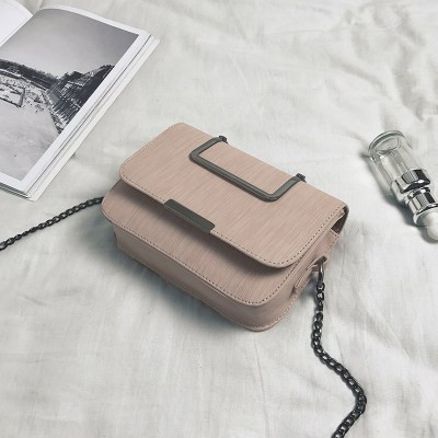 Mala kožna torba s metalnim ukrasom