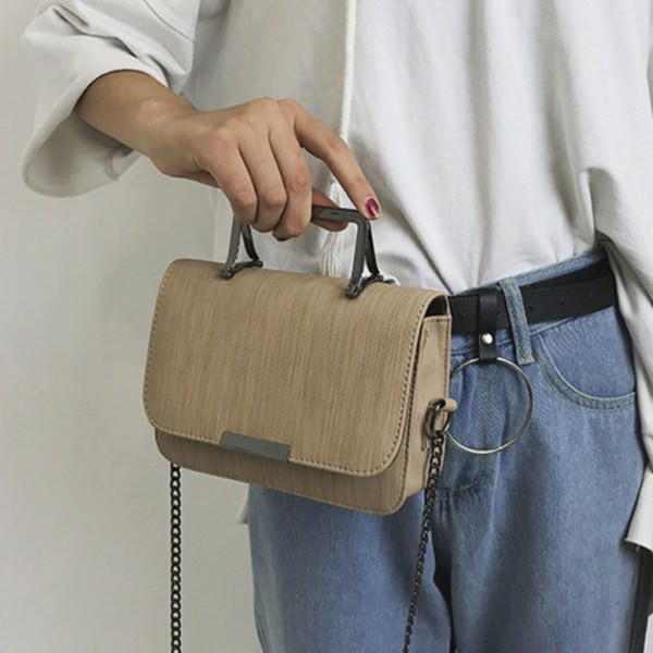 Mala kožna torba s metalnim ukrasom