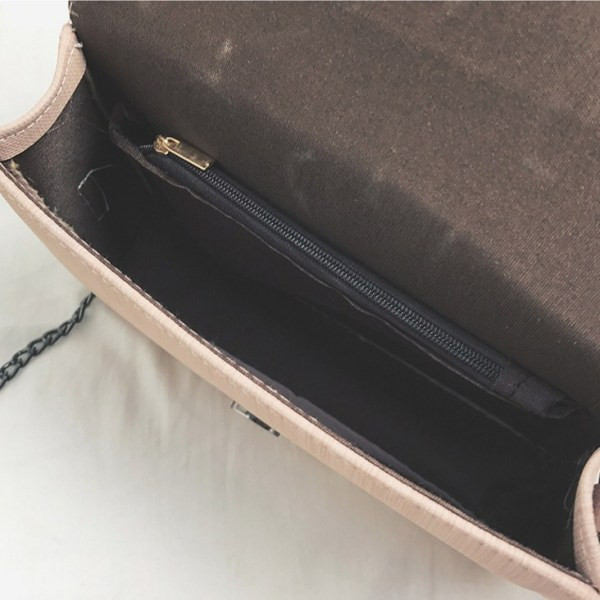 Mala kožna torba s metalnim ukrasom