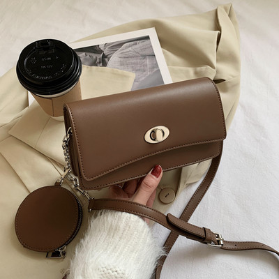 Γυναικεία τσάντα με μεταλλική αλυσίδα από οικολογικό δέρμα σε τρία χρώματα