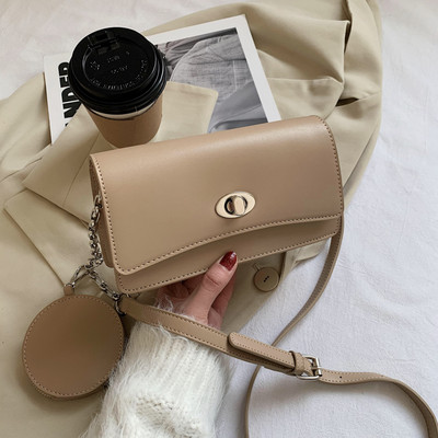 Γυναικεία τσάντα με μεταλλική αλυσίδα από οικολογικό δέρμα σε τρία χρώματα