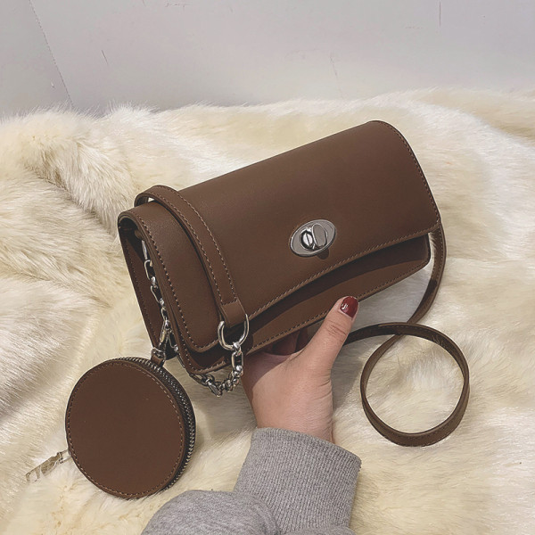 Γυναικεία τσάντα με μεταλλική αλυσίδα από οικολογικό δέρμα σε τρία χρώματα