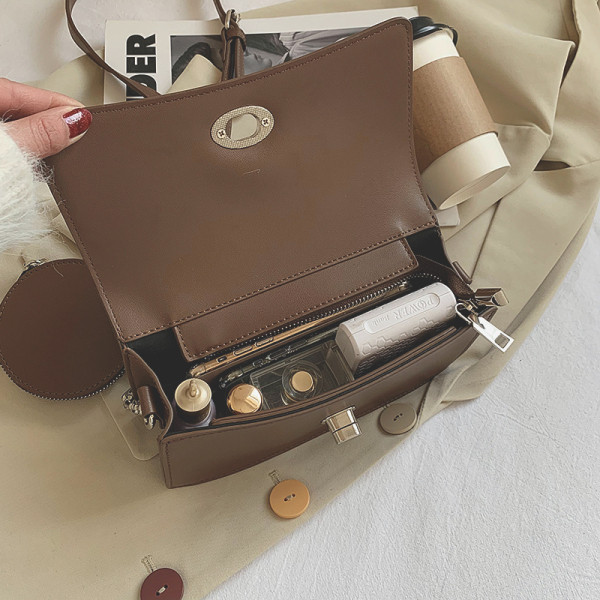 Γυναικεία τσάντα με μεταλλική αλυσίδα από οικολογικό δέρμα σε τρία χρώματα