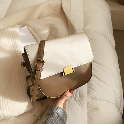 Γυναικεία καθημερινή τσάντα με μακριά λαβή και μεταλλική στερέωση