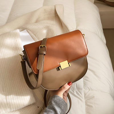 Γυναικεία καθημερινή τσάντα με μακριά λαβή και μεταλλική στερέωση