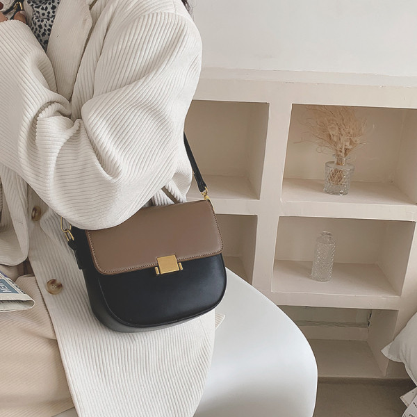 Γυναικεία καθημερινή τσάντα με μακριά λαβή και μεταλλική στερέωση