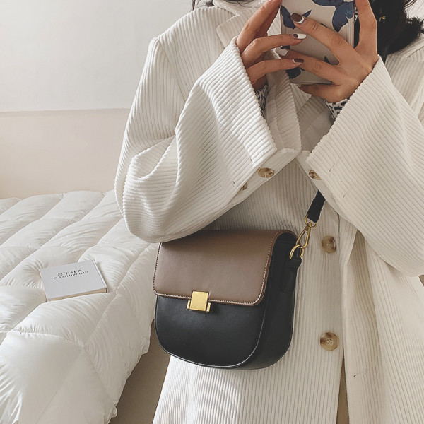 Γυναικεία καθημερινή τσάντα με μακριά λαβή και μεταλλική στερέωση