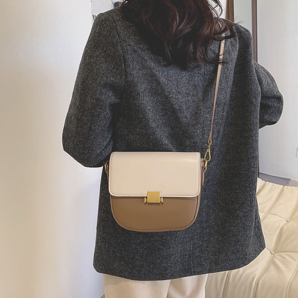 Γυναικεία καθημερινή τσάντα με μακριά λαβή και μεταλλική στερέωση