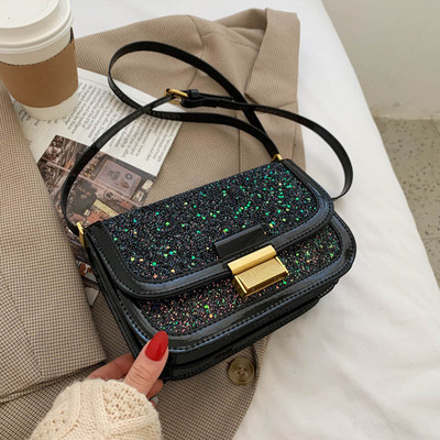 Γυναικεία τσάντα με γυαλιστερή επίδραση και μακριά λαβή