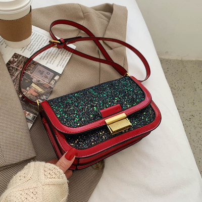 Γυναικεία τσάντα με γυαλιστερή επίδραση και μακριά λαβή