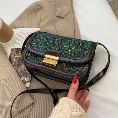 Γυναικεία τσάντα με γυαλιστερή επίδραση και μακριά λαβή