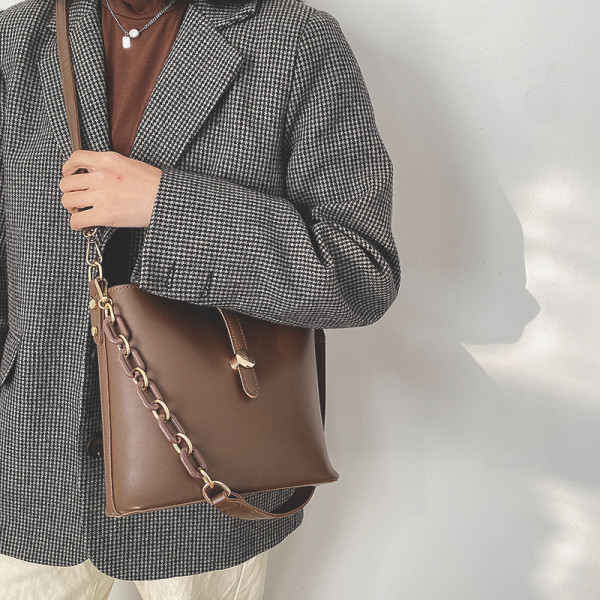 Bőr táska hosszú fogantyúval és szegecsekkel