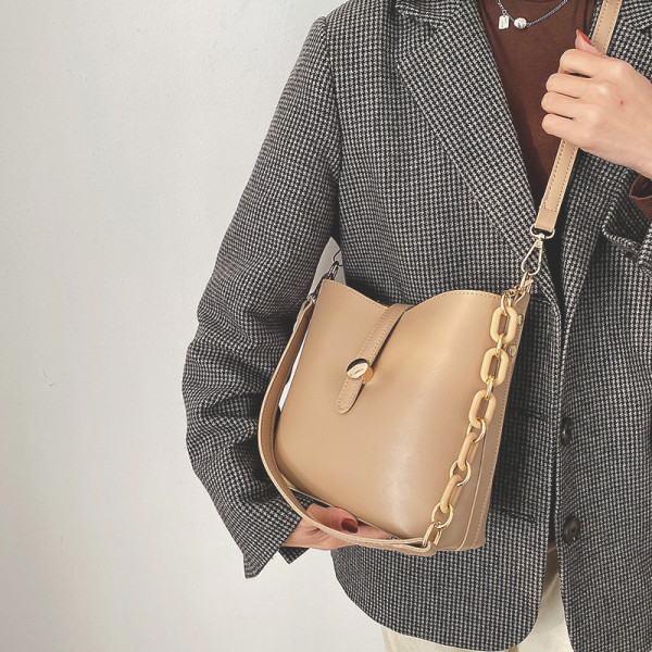 Bőr táska hosszú fogantyúval és szegecsekkel