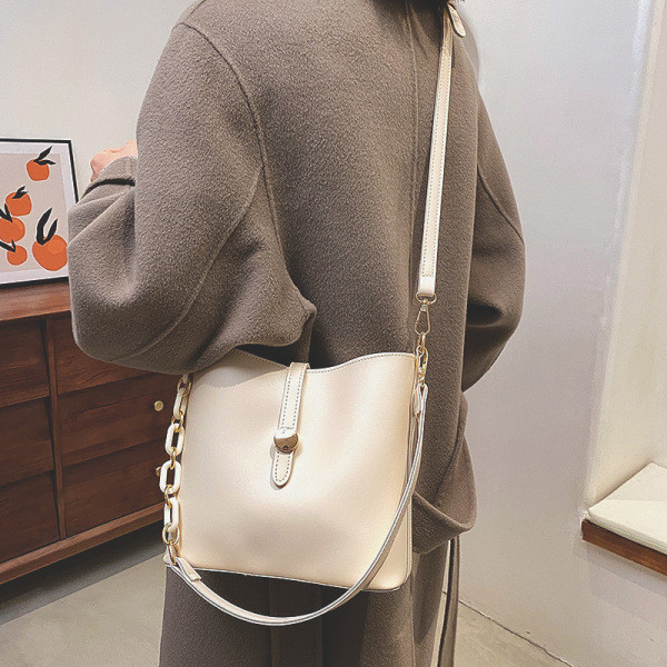 Bőr táska hosszú fogantyúval és szegecsekkel