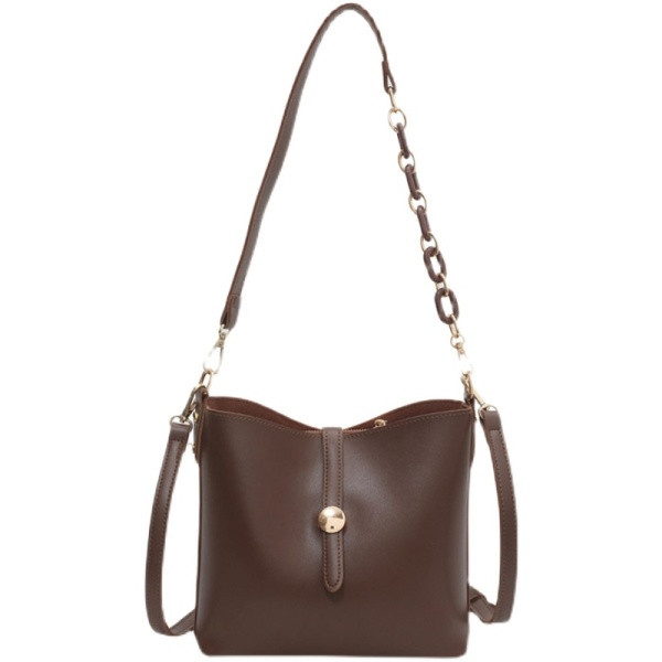 Bőr táska hosszú fogantyúval és szegecsekkel