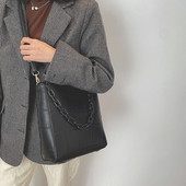 Kunstnahast käekott ja metallist kett