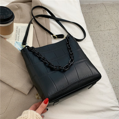 Kunstnahast käekott ja metallist kett