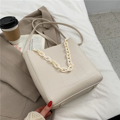 Kunstnahast käekott ja metallist kett