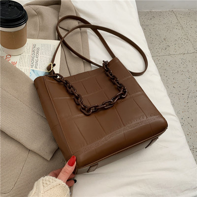 Kunstnahast käekott ja metallist kett