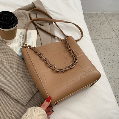 Kunstnahast käekott ja metallist kett