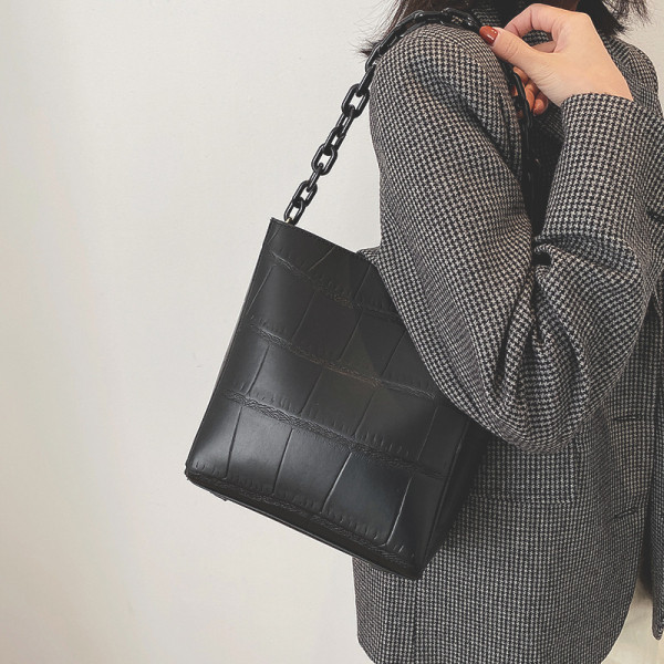 Kunstnahast käekott ja metallist kett