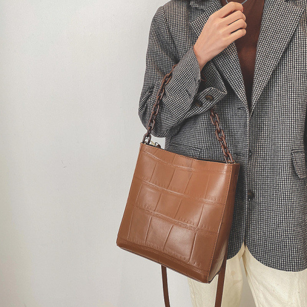 Kunstnahast käekott ja metallist kett