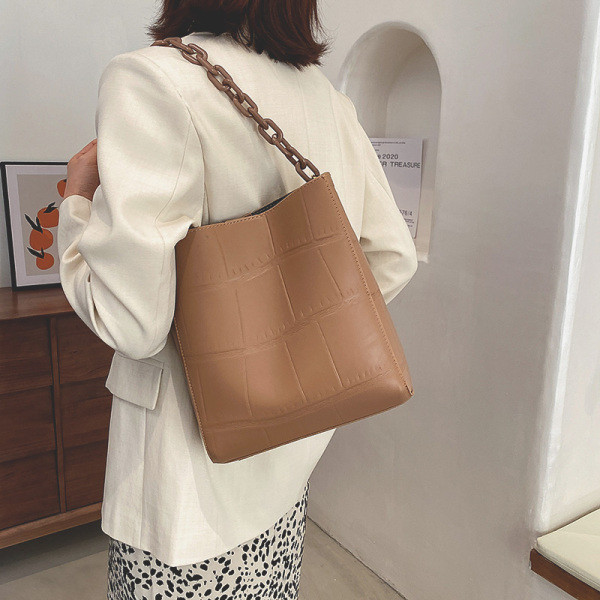 Kunstnahast käekott ja metallist kett