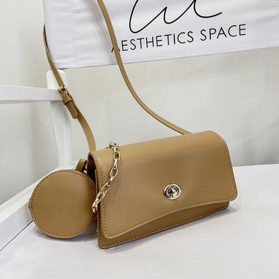 Γυναικεία τσάντα ρετρό στυλ με αξεσουάρ