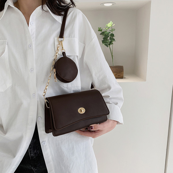 Γυναικεία τσάντα ρετρό στυλ με αξεσουάρ