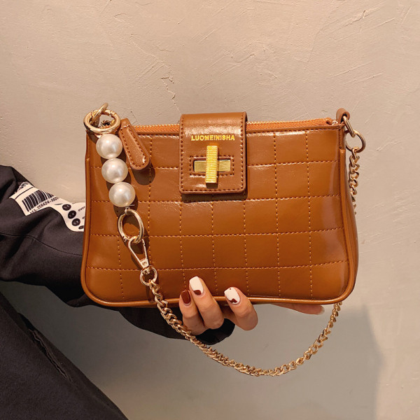 Kis bőr kézitáska gyöngyökkel és fém csattal