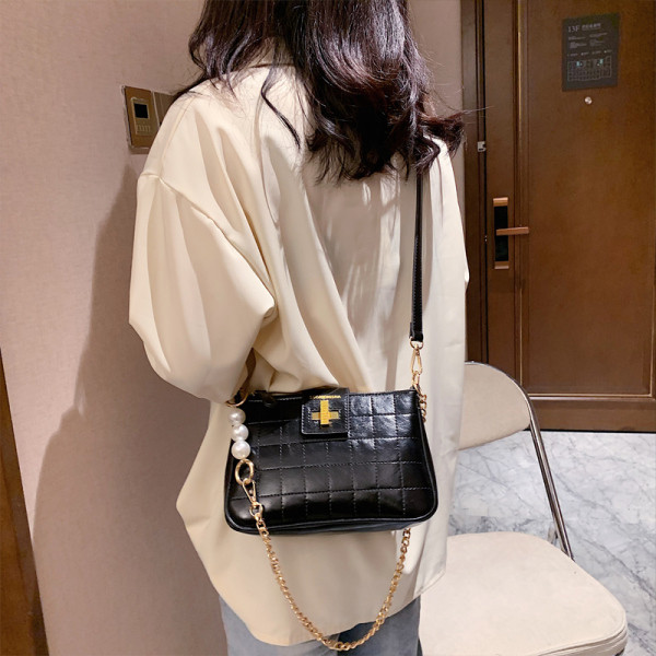 Kis bőr kézitáska gyöngyökkel és fém csattal