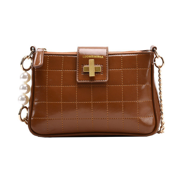 Kis bőr kézitáska gyöngyökkel és fém csattal