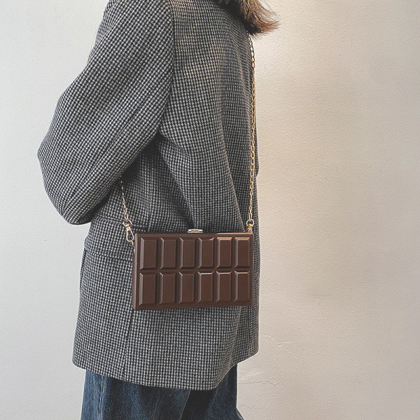 Új modell női bőrtáska három színben fém lánccal