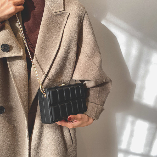 Új modell női bőrtáska három színben fém lánccal