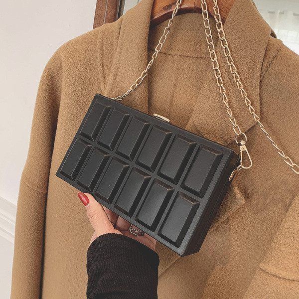 Új modell női bőrtáska három színben fém lánccal