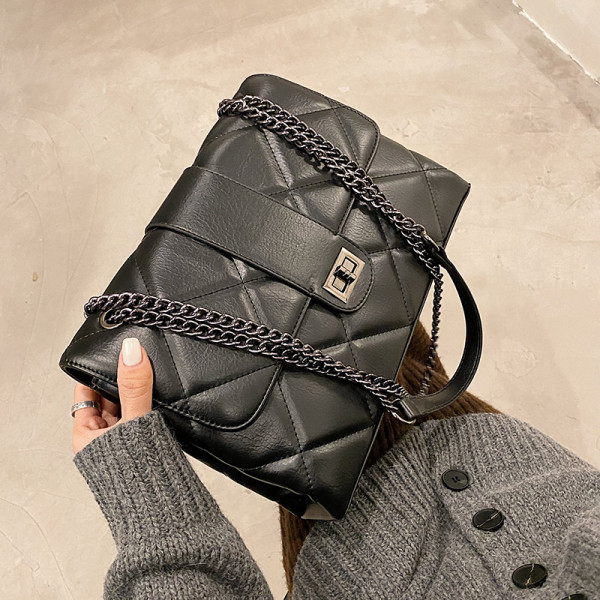 Modern női táska fém hosszú fogantyúval