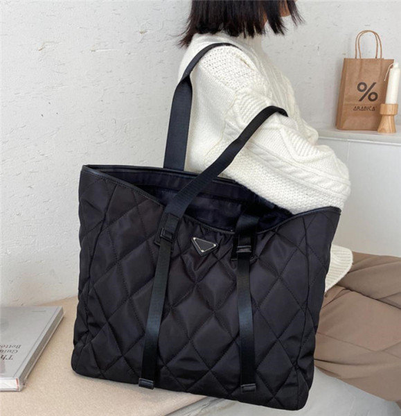 Lühikese sangaga suur tekstiilist kott