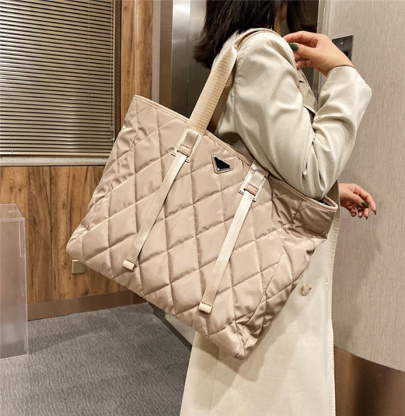 Lühikese sangaga suur tekstiilist kott