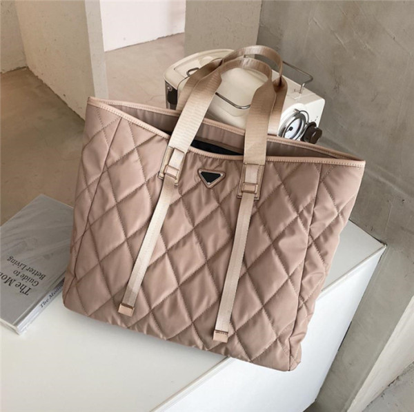 Lühikese sangaga suur tekstiilist kott