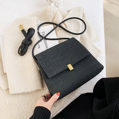 Moodne naistekott õhukese nahast sangaga