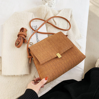 Moodne naistekott õhukese nahast sangaga