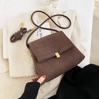 Moodne naistekott õhukese nahast sangaga