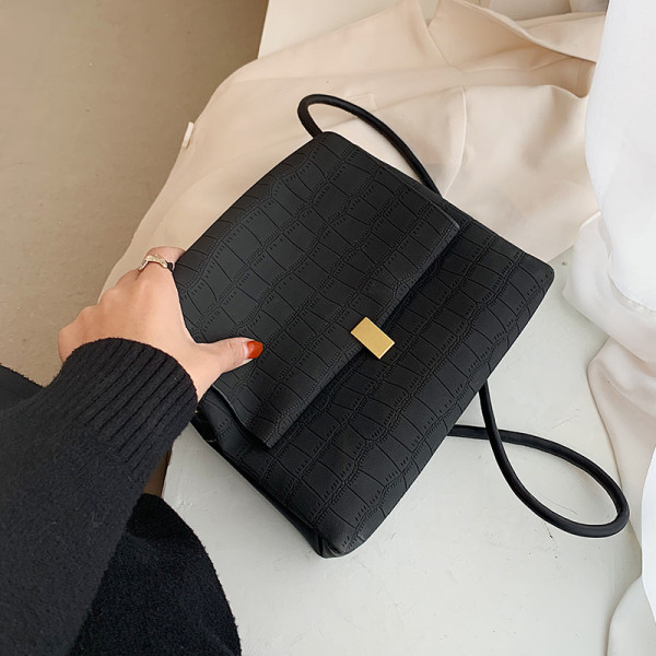 Moodne naistekott õhukese nahast sangaga