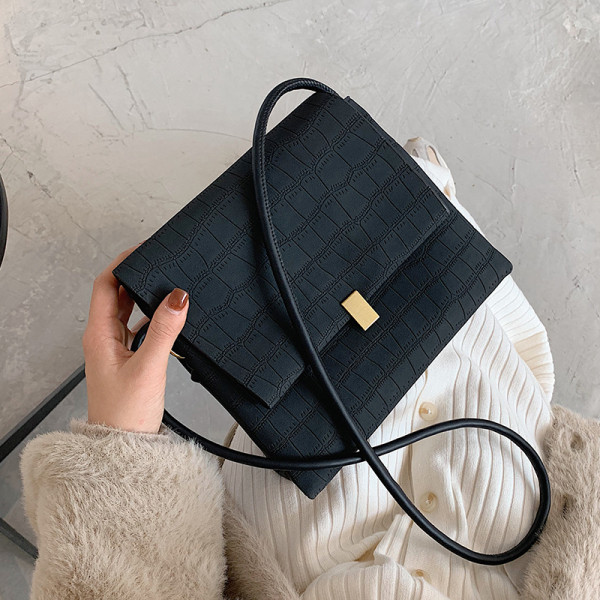 Moodne naistekott õhukese nahast sangaga