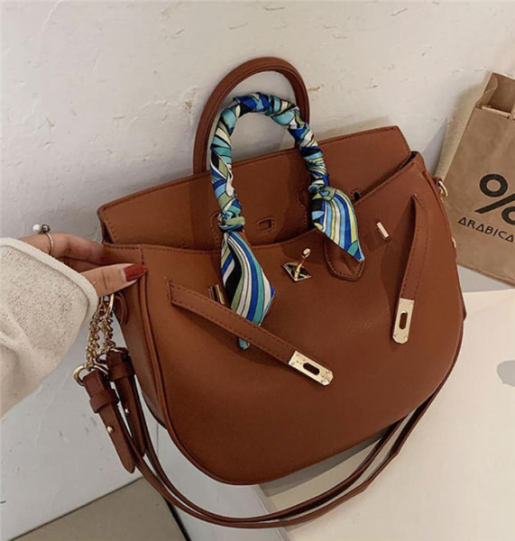 Eko bőrből készült modern női táska rövid és hosszú füllel