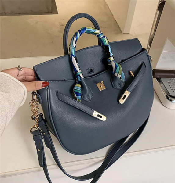 Eko bőrből készült modern női táska rövid és hosszú füllel